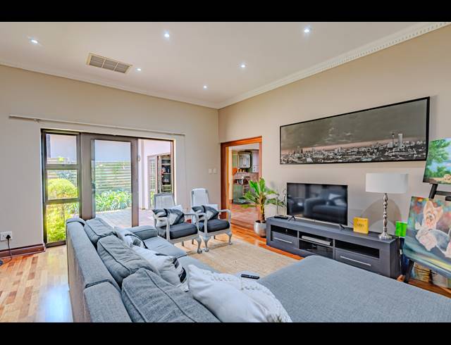 6 BEDROOM HOUSE FOR SALE IN PECANWOOD ESTATE